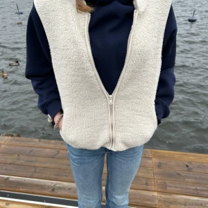 Beige fleeceväst - Vit/beige fleece/teddyväst!