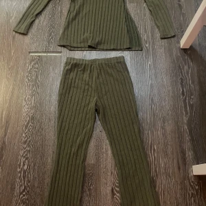 Olivgrön ribbad tröja från Shein - Säljer en olivgrön ribbad tröja från Shein. Tröjan har långa ärmar och en bekväm passform. Perfekt för en stilren och avslappnad look. Det står att det är storlek M men när man har på sig den så känns det som en storlek S, på tröjan finns det en fläck men man kan lätt ta bort det med vanish. jag köpte den för ungefär 350kr men säljer den för 250