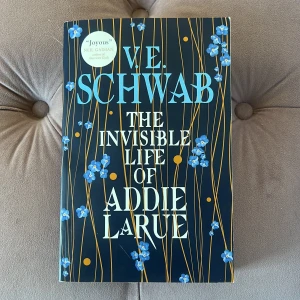 The Invisible Life of Addie LaRue - Säljer boken 'The Invisible Life of Addie LaRue' av V.E. Schwab. En fängslande berättelse om en kvinna som gör en pakt med djävulen för att bli ihågkommen för alltid. Perfekt för dig som älskar fantasy och magisk realism. Boken är i mycket bra skick (inga slitna kanter)! 🩷