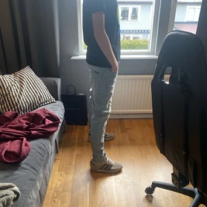 Jeans - Feta jeans från the blue uniform. Nypris 1300kr mitt pris 600🤩 W:28 L:30 Dessa jeans är använda kanske 3 gånger och har växt ut de nu så säljer de. Priset kan diskuteras vid snabb affär😁🤩