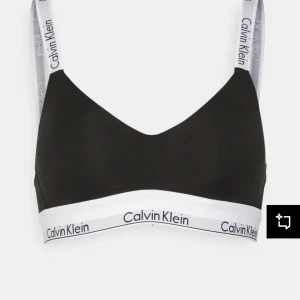 Svart bralette från Calvin Klein - Snygg och bekväm svart bralette från Calvin Klein med vita elastiska band och logotyp. Perfekt för en avslappnad stil. Axelbanden är justerbara för bästa passform.