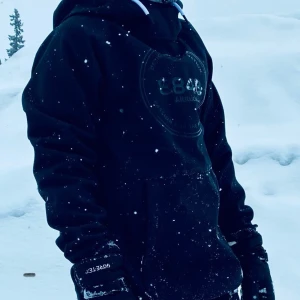 Svart skaljacka från 8848 Altitude - Säljer en svart skidjacka från 8848 Altitude i mycket bra skick. Storlek 170. Den har öppningsbar slits i sidan och justerbar huva och midja med snören. Perfekt för den som vill ha smidig och snygg skidjacka med en stilren design och bekvämt material. Passar både till vardags och utomhusaktiviteter.