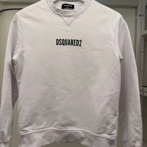Dsquared2 - Tjena! Säljer nu denna dsquared2 tröjan i storlek 12år! Skick 8/10 inga defekter! Ny pris ligger runt 2499! Om ni har några frågor eller funderingar så är det bara att höra av sig!😁