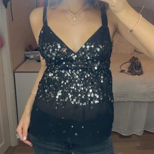 Fest topp! 💓 - Skitsnygg fest topp från Zara med paljetter och mesh-tyg!! 🩷 