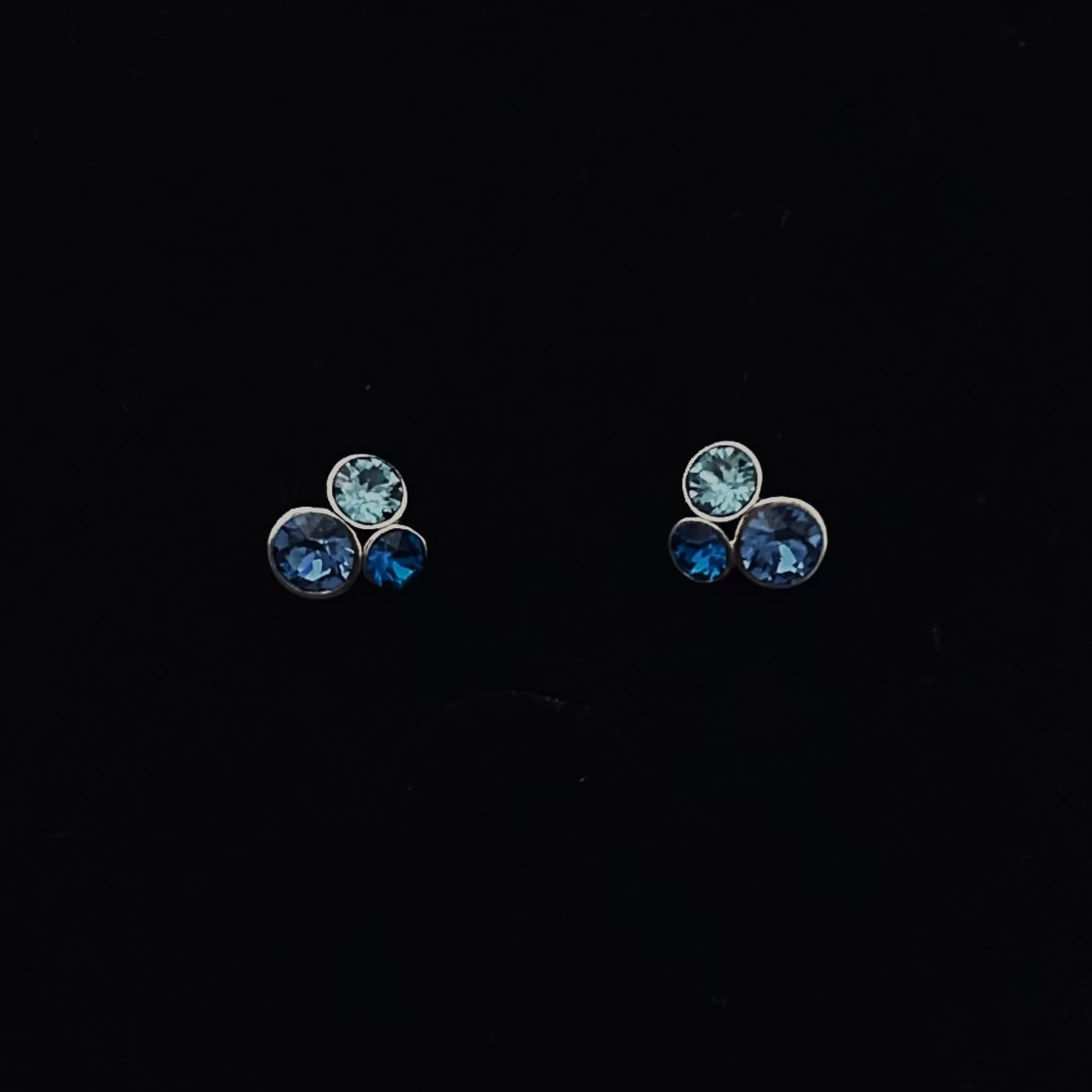 Blå diamantliknande silver örhängen 