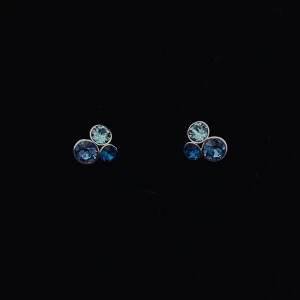 Blå diamantliknande silver örhängen  - Super fina örhängen, passar perfekt till blåa jeans eller en blå topp. ✨🦋 De är ca 1x1cm. Tror de kommer från Guldfynd. Har även stämpel på baksidan!