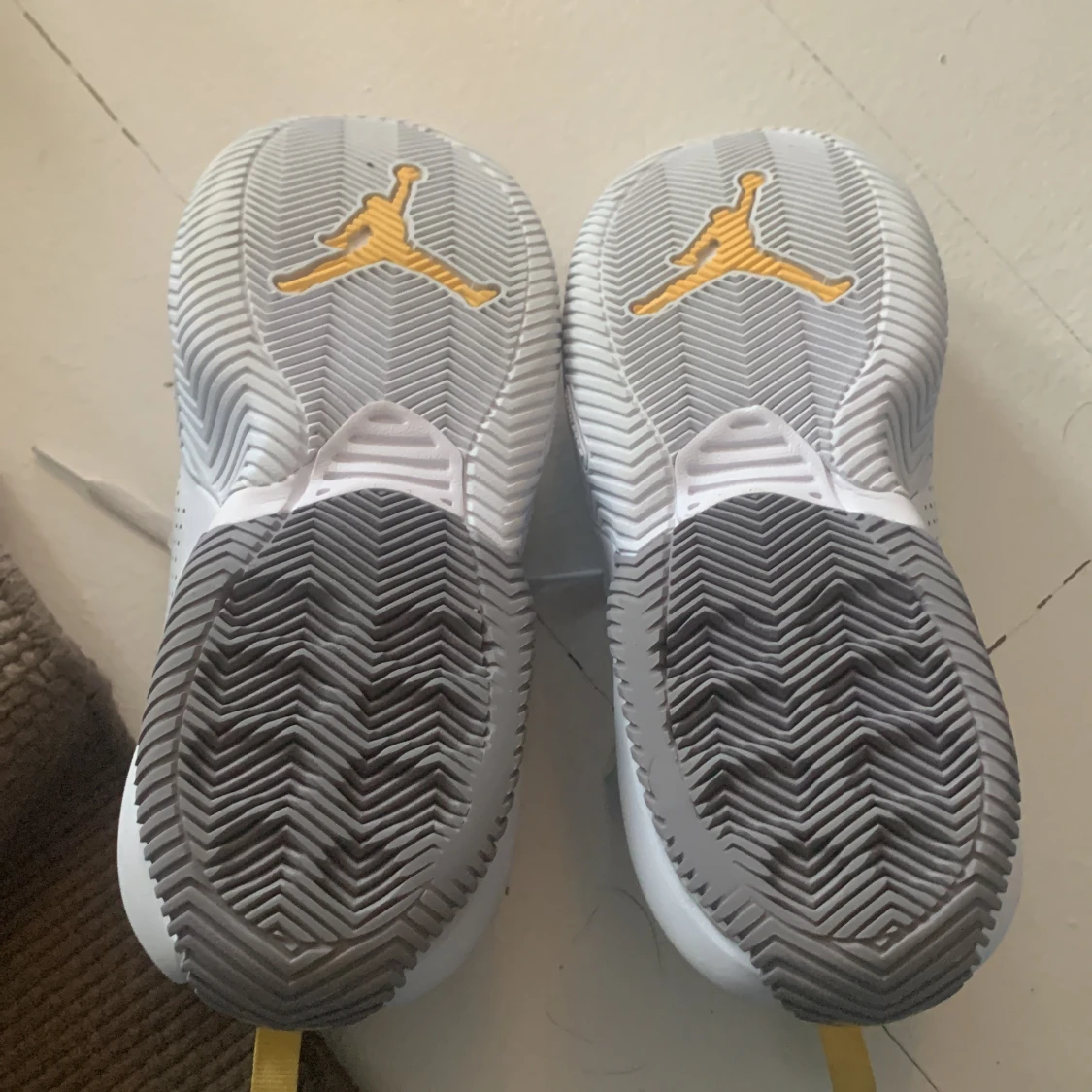 Nike Air Jordans i vitt och grått - 1