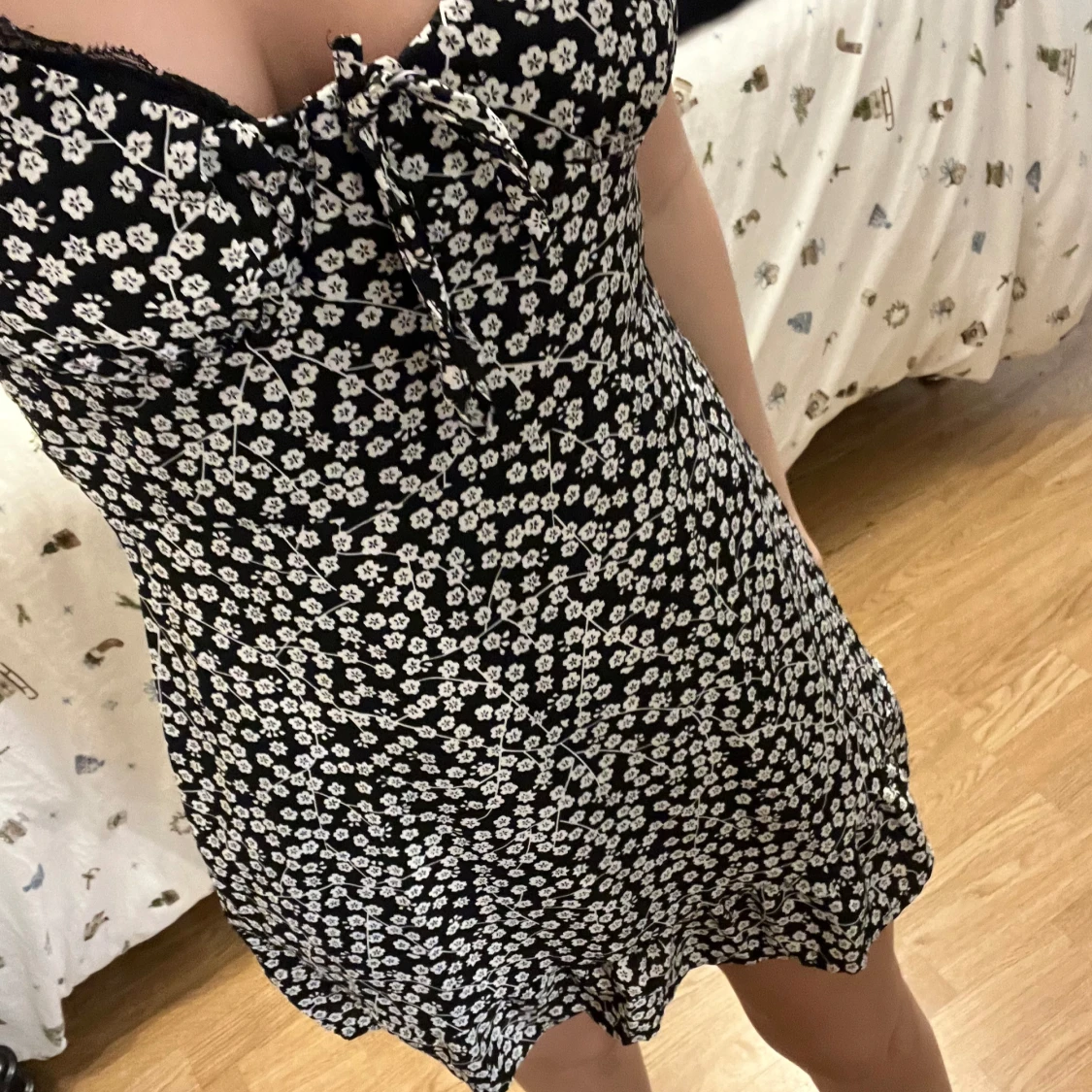 Svart blommig klänning - 1