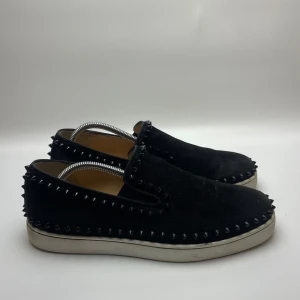 Louboutin skor  - Hej! Säljer nu dessa sjukt feta Louboutin skor. Skorna är i grymt skick! Inga innersulor. Hör av dig vid frågor eller liknande!