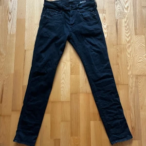 Svarta jeans från Replay - Snygga svarta jeans från Replay, modell Anbass. Slim fit, storlek W33 L32. Väldigt bra skick, inga riktiga defekter som syns.