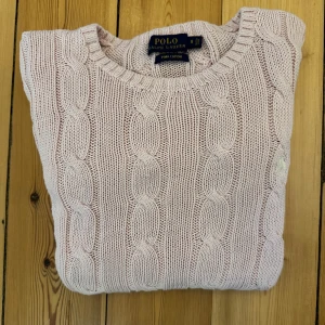 Rosa kabelstickad tröja Ralph lauren tjej modell - 🌟extremt bra skick och toppen kvalité, enbart använd någon gång  📬Jag postar 0-1 dagar efter köp 🐑100% bomull, pima cotton, riktigt skönt och stretchigt material 📏storlek S 📐40cm axelbredd, 53cm full längd, 68cm ärmlängd ☺️skriv om du har några funderingar