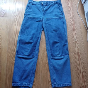 Blå jeansbyxor från H&M - Säljer ett par blå jeansbyxor med två olika färger från H&M i loose fit. Jag tycker dem är as fräna men har tyvärr växt ur dem☹️                                                     Priset är inte fast