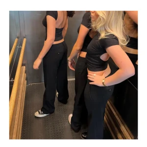 Svarta kostymbyxor från Alobha label - Snygga svarta kostymbyxor från Lova Widerbergs märke Alobha Label. Byxorna har en rak passform och är mycket lågmidjade. Helt perfekta för en stilren look. De har knappar bak på fickorna. Är i storlek Xss men är som en Xs/s. Ganska långa i benen, själv är jag 164cm lång. Nypris: 799kr