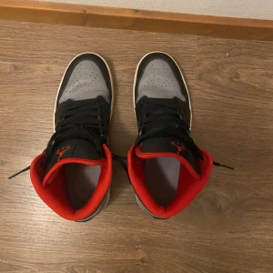 Jordan 1 - Säljer mina Jordan 1s för att dom är för små. Original pris ca 1400kr. Mitt pris 700kr storlek 44