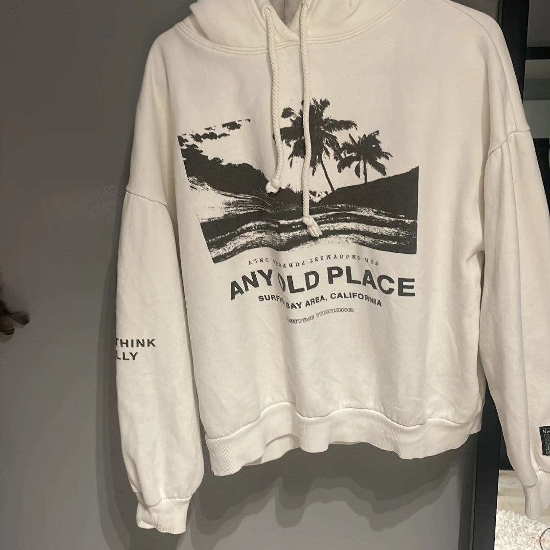 Vit hoodie med tryck