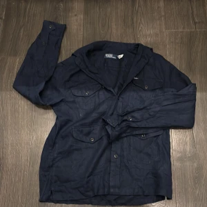 Mörkblå overshirt från Polo Ralph Lauren - Overshirt från Ralph lauren. Nypris 2000+, Bra skick 9/10  Storlek S. // Prestige closet🤩