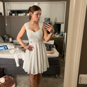 Studentklänning  - Jättefin studentklänning som är använd endast vid 1 tillfälle🫶 för fler bilder skriv, den är storlek xs men sitter mer som en S ☺️