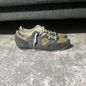 Gröna och svarta sneakers med snörning - Säljer mina phillipe models trainers som är i väldigt dåligt skick där av priser, om nån vill köpa och fixa dem så ska de nog gå!