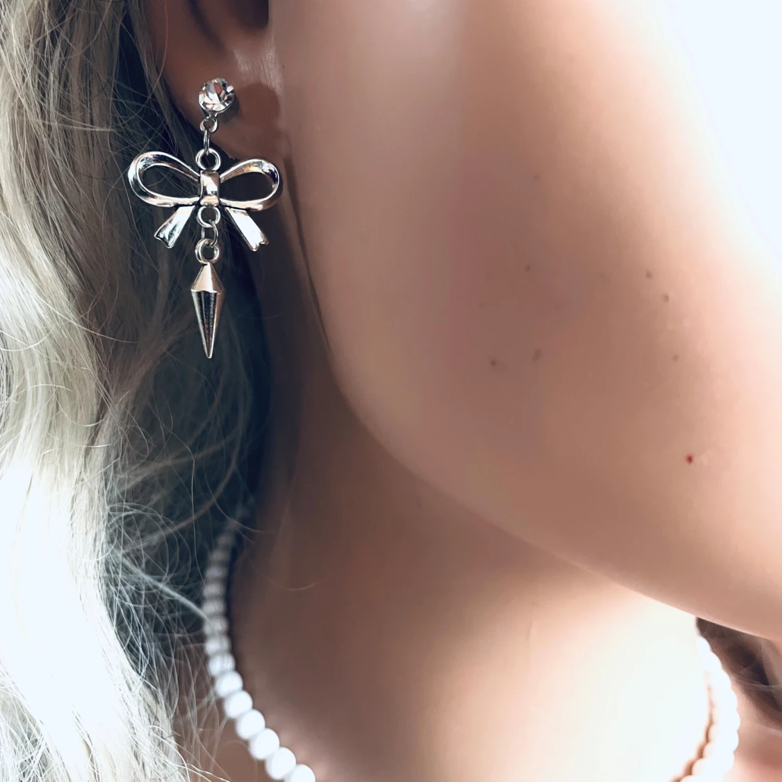 Made by prisförslag- 1 st örhänge rosett - 1