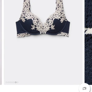 Mörkblå spets-bh Intimissimi  -  Hej, jag säljer min Intimissimi bh i storlek 75 B . Den är i jättebra skick och jag säljer eftersom den inte passar längre💕