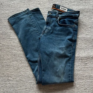 Hugo boss jeans - Säljer ett par Hugo boss jeans i modellen Delaware, storlek 33/34 men sitter mer som 32/32. Skick 10/10. Hör av dig vid fundering!