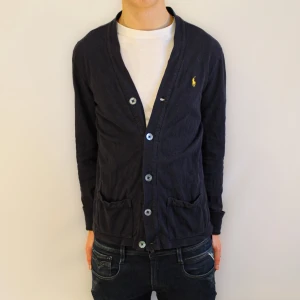Ralph Lauren cardigan - Säljer denna mycket eleganta cardiganen från Polo Ralph Lauren. Storlek M. Skick 9/10. Modellen på bilden är 177cm och väger 69kg. Hör av er vid intresse! //Grevskapet 