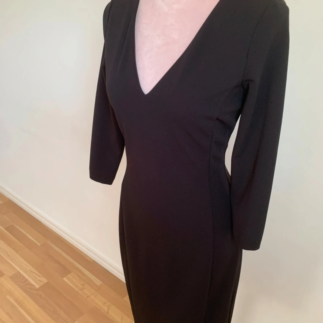 Svart klänning med v-ringning - 1