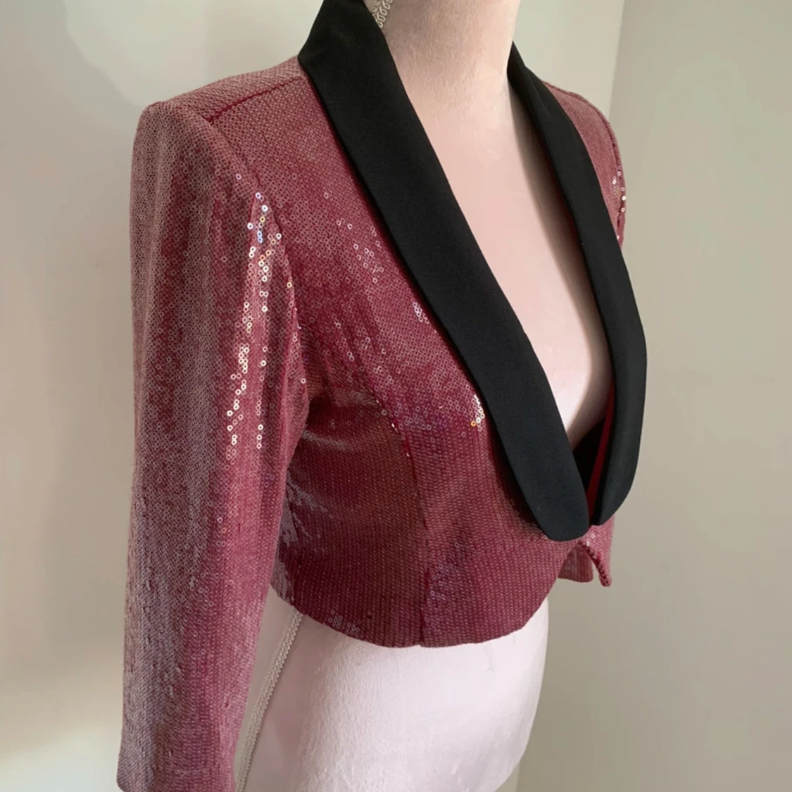 Paljettprydd croppad kavaj - 1