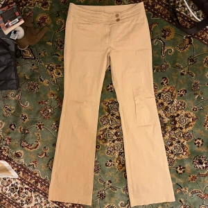 Flared lågmidjade bootcut byxor  - Rise: 22,5 cm Midja: 38 cm Innerben: 79 cm Ytterben: 99 cm Benöppning: 23,5 cm 