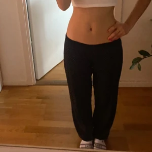 Lågmidjade pyjamasbyxor  - Lågmidjade pyjamasbyxor som passar mig som är 160 använd men varsamt från hm eller lindex men texten har gått bort