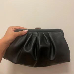 Clutch väska - En clutch bag i jättebra kvalite och form!! Superfin och jättegullig! Pris kan diskuteras! Passar perfekt till allt!!😍 Med får man en silverkedja men man kan välja själv om man vill sätta på den eller inte❤️