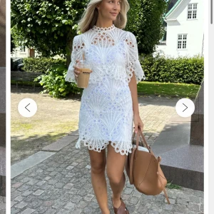 klänning från Byic - Säljer denna jättefina klänning från byic då jag köpte två olika storlekar. Klänningen är i nyskick och underklänning medföljer! Perfekt till studenten💕 priset går att diskutera