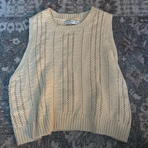 Stradivarius väst - Söt stickad väst/topp från Stradivarius. Lite använd. Liten S i storlek 💗