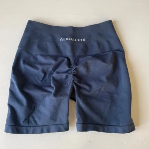 Alphalete shorts med scrunch - Alphalete amplify shorts med scrunch, storlek M. Mycket fint skick, scrunchen är intakt! Köpta för 600 kr! Jag brukar ha S och dessa passar bra ändå!
