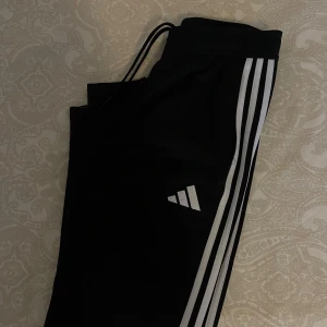 Svarta träningsbyxor från Adidas - svarta träningsbyxor från Adidas