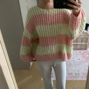 Randig stickad tröja i rosa och grön - Mysig och oversized stickad tröja i så fina färger!!💞💞
