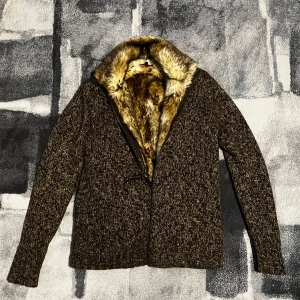 Cardigan med päls  - Riktigt fet stickad cardigan med päls. Extremt varm och skön samt väldigt bra passform. Storlek L. 