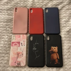 IPhone XS max skal - Säljer 6st Iphone XS max skal, rosa och röd är aningen smutsiga men borde gå bort vid ordentlig tvätt. 150kr för alla eller 30kr/st