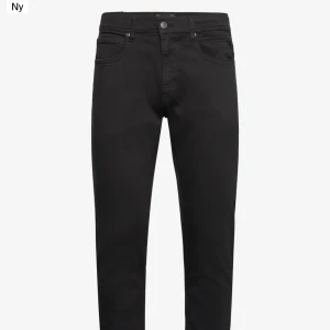 Svarta Replay jeans HELT OANVÄNDA - Helt oanvänd. Kommer i original förpackning, endast kontant och endast uppmötning. Snygga svarta jeans från Replay i modellen Grover. De har en klassisk femficksdesign och en dragkedja med knappstängning. Perfekta för en stilren look. Nypris 1700kr