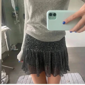 Glittrig kortkjol - Snygg glittrig kortkjol med elastisk midja och volangdetaljer. Perfekt för att ge en extra touch till din outfit. Kjolen har en skimrande yta som fångar ljuset fint. Trendiga zara kjolen!!💕 säljer då den inte kommit till användning