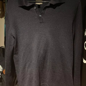 Merino ull piké  - Säljer nu denna merino ull pikén!💯 Sjukt snygga tröja och är väldigt stil ren. Tröjan är i storlek M men kan även passa S. Skick 7/10❤️💯 