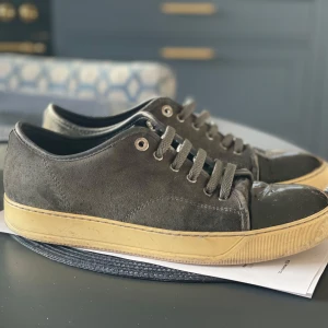 Lanvin - Säljer mina Lanvin cap toe i bra skick. Jag säljer dom billigt eftersom inget förutom skorna ingår och de kan ruggas upp rejält och bli mycket snyggare, t.ex. sulan. Skorna är köpta på Nk i Stockholm. Bytte också nyligen skosnörena.