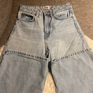Ljusblå jeans från lager 157 - Snygga ljusblå jeans från lager 157 i storlek XS. De har en klassisk femficksdesign och hög midja. Perfekta för en avslappnad stil med en modern touch.