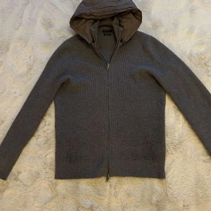 Stickad cardigan med huva, Massimo Dutti - Färg: Grå Storlek: M Skick: Mycket bra  Pris: 1699kr