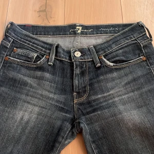 Mörkblå jeans med broderade bakfickor - Mörkblåa low waisted vintage jeans från 7 for all mankind 💘