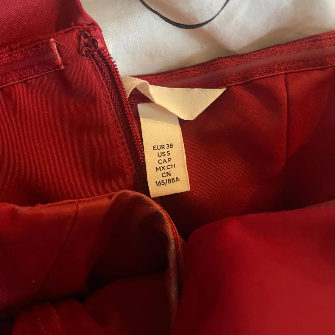 Röd oneshoulder topp med knyt - 2