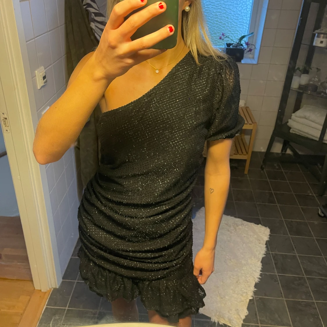 Svart glittrig klänning från Vero Moda - 1