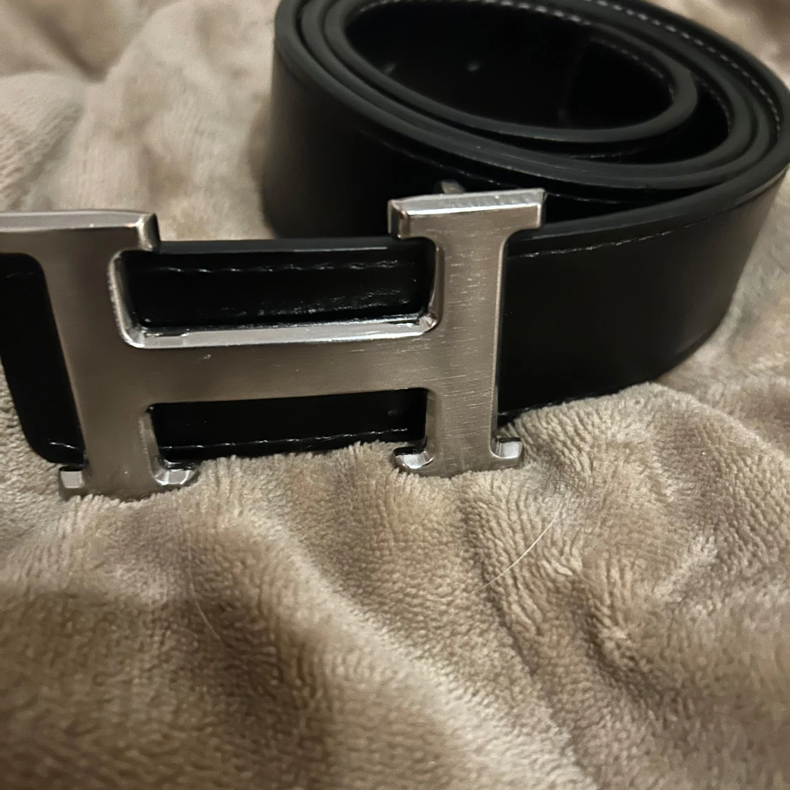 Svart bälte/skärp med H-spänne 105cm