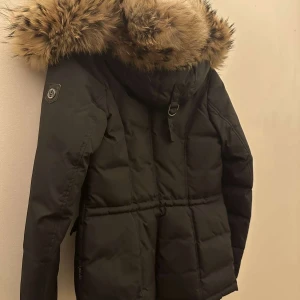 Hollies jacka  - Andvänd endast en vinter. Superfint skick, storlek 38. Priset kan diskuteras ( Äkta päls )