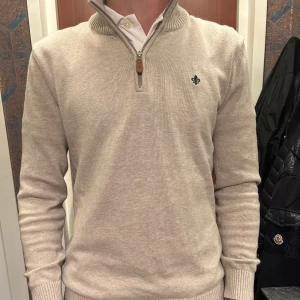 Morris halfzip - Säljer en stilren beige tröja från Morris med dragkedja och ribbad krage. Passar s/m kvalité 10/10